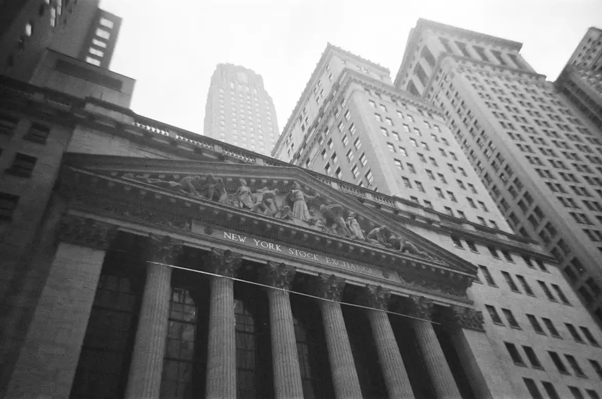 Black and white low-angle photo of the NYSE building